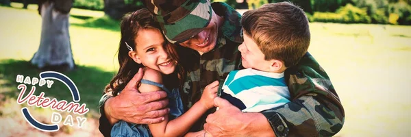 Soldado reunido com seu filho e filha — Fotografia de Stock