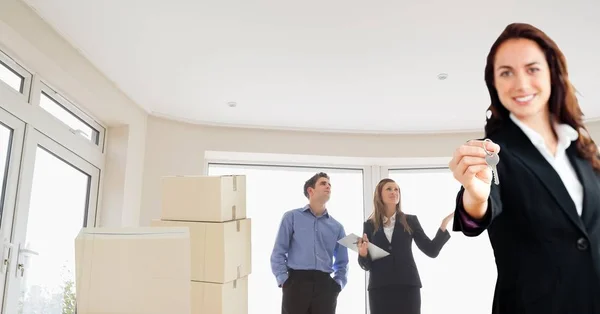 Personas moviendo cajas en un nuevo hogar — Foto de Stock