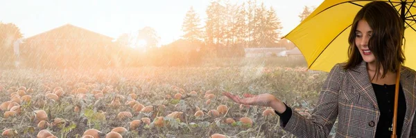 Vrouw in pompoen veld tijdens de herfst — Stockfoto