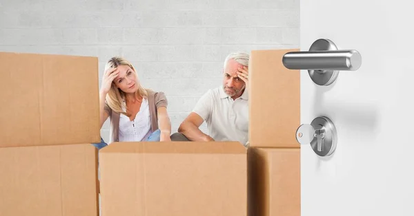 Pessoas mudando caixas para uma nova casa — Fotografia de Stock