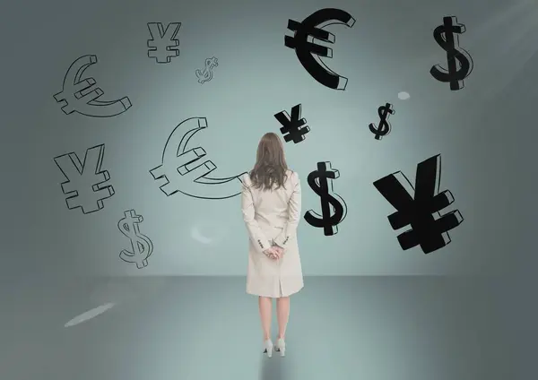 Mulher na frente do dinheiro na parede — Fotografia de Stock