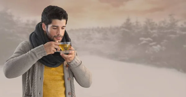 Uomo che beve tè nella foresta di neve — Foto Stock