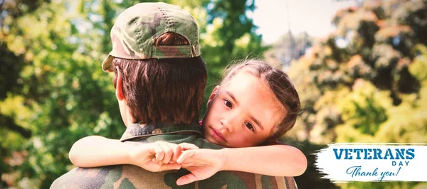 Triste hija abrazando ejército hombre — Foto de Stock