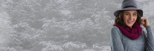 Frau mit Hut und Schal im Schneewald — Stockfoto