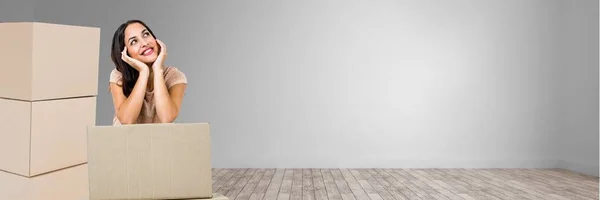 Mujer pensativa en la habitación con cajas — Foto de Stock