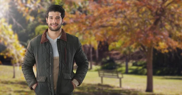 Uomo in autunno con cappotto nella foresta — Foto Stock
