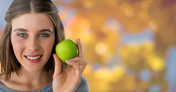 Kobieta jesień z apple w lesie — Zdjęcie stockowe