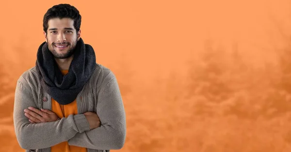 Uomo con sciarpa in foresta di neve color arancio — Foto Stock