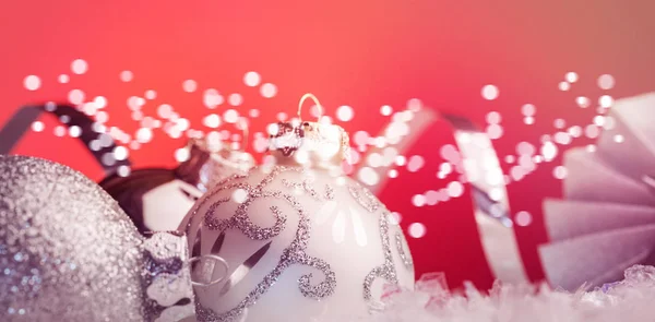 Рождественские безделушки на красном фоне — стоковое фото