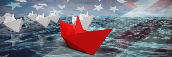 Origami ile yapılan kırmızı ve beyaz kağıt tekneler