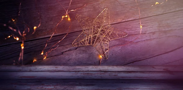 star ahşap tahta üzerinde ışıklarla pirinç