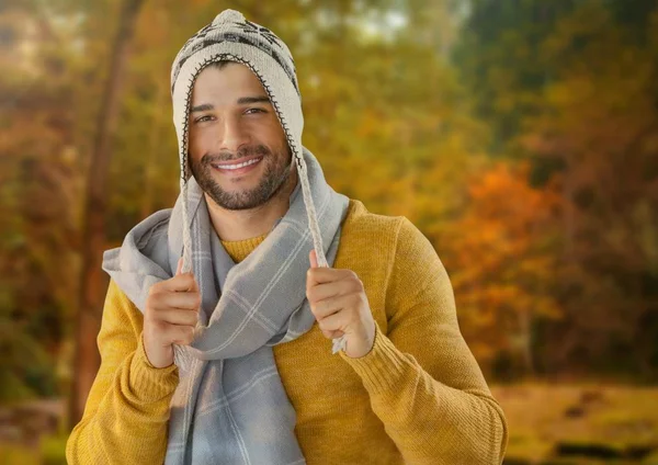 Adam sonbaharda şapka ve atkı ormandaki