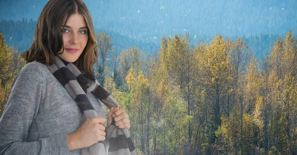 Frau im Herbst mit Schal im Wald — Stockfoto
