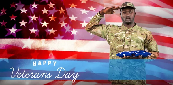 askerin bir Amerikan bayrağı 