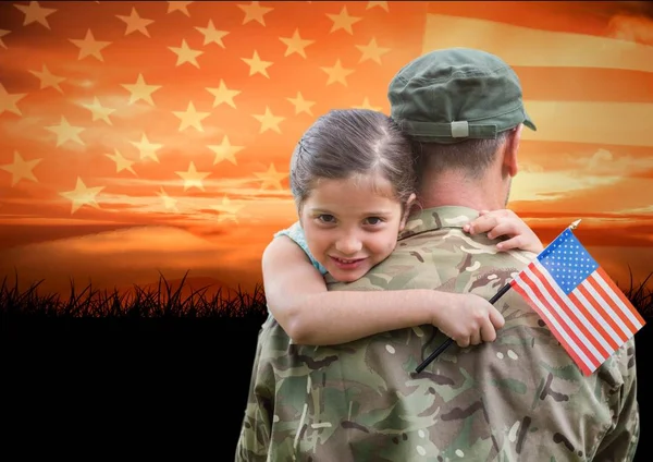 Hija abrazando ejército hombre — Foto de Stock