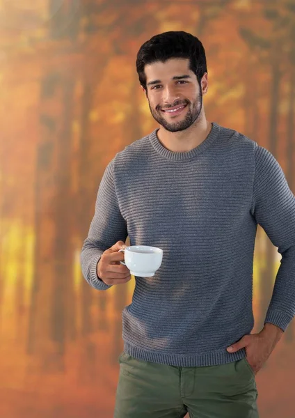 Sonbaharda adamla ormandaki Kupası