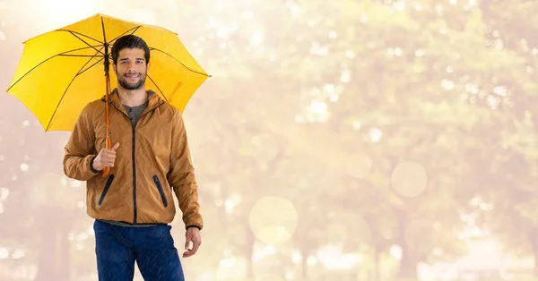 Sonbaharda adamla parlak ormandaki şemsiye — Stok fotoğraf