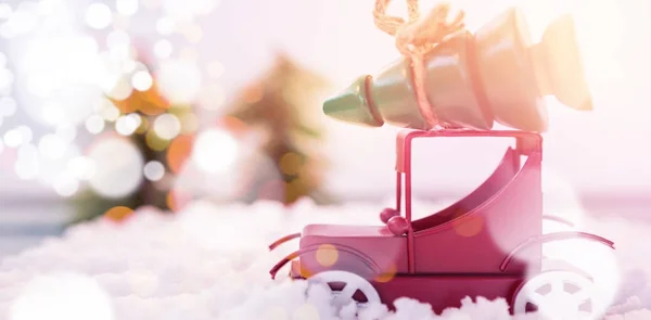 Sahte kar Noel ağacına taşıyan oyuncak araba — Stok fotoğraf
