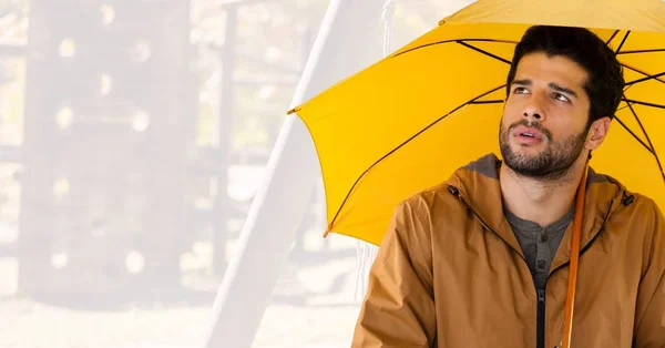 Uomo in autunno con ombrello — Foto Stock