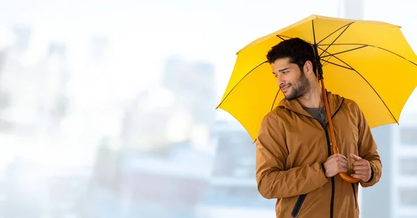 Homem com guarda-chuva amarelo — Fotografia de Stock
