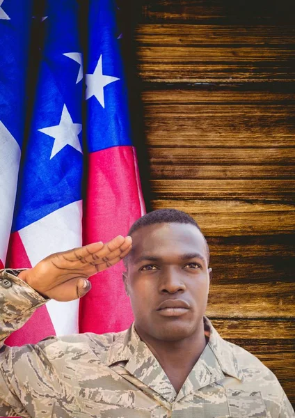 Ветерани день солдата перед прапором — стокове фото