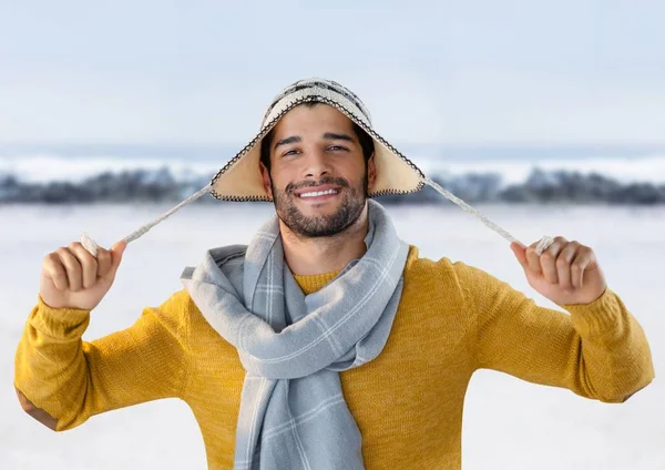Uomo con cappello caldo e sciarpa — Foto Stock