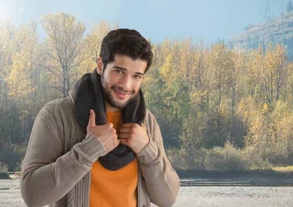 Uomo in autunno con sciarpa nella foresta — Foto Stock