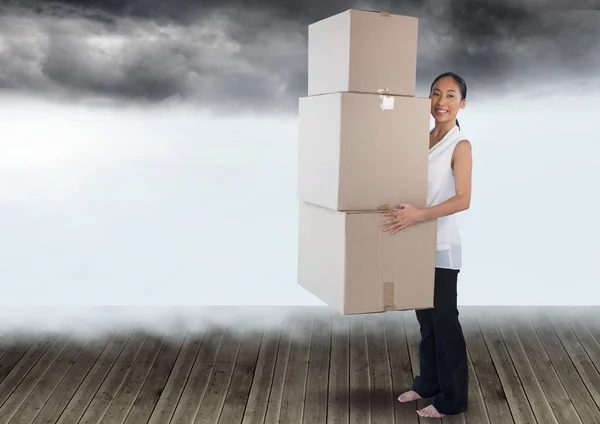 Деловая женщина держит коробки с облаками — стоковое фото