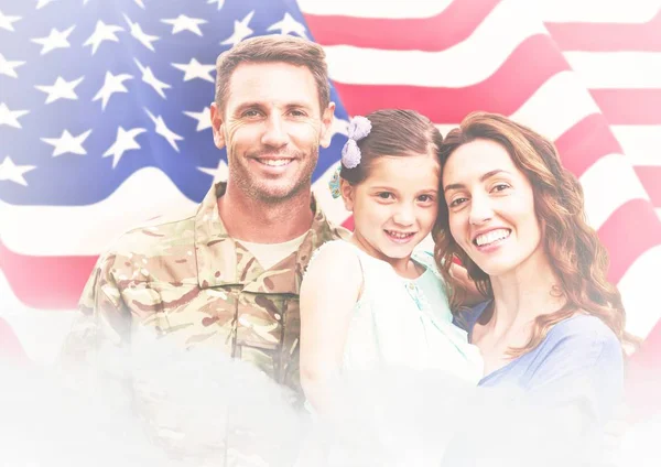 Den veteránů voják s rodinou před vlajky — Stock fotografie