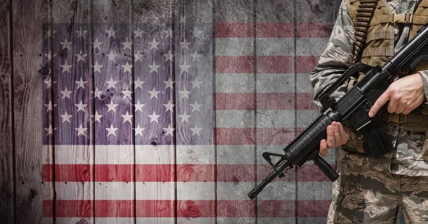 Veterans dag soldat framför flagga — Stockfoto