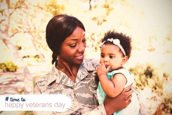 kadın asker kızı Park'ta taşıyan