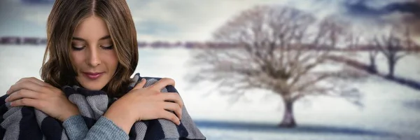 Frau mit Schal hält sich warm — Stockfoto