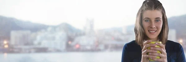 Mujer sosteniendo taza con ciudad fría — Foto de Stock