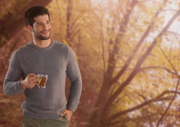 Sonbaharda adamla ormandaki Kupası