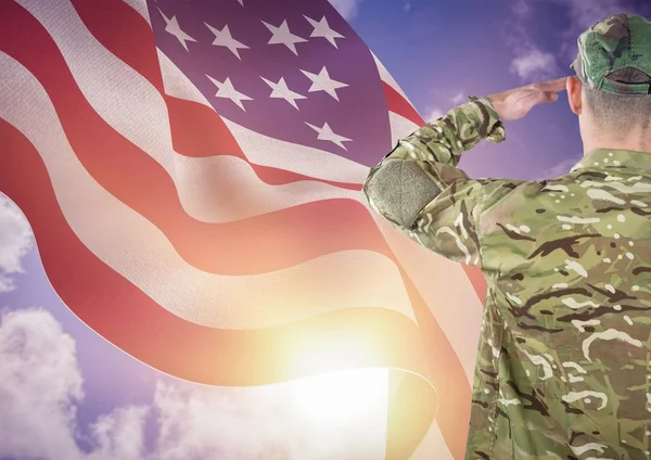Veteránok napja katona előtt zászló — Stock Fotó