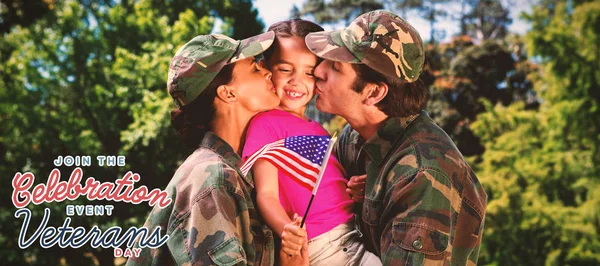 Ejército pareja besos hija — Foto de Stock