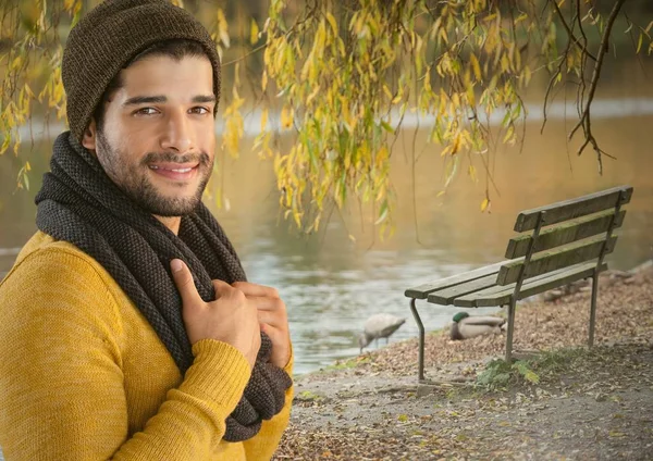 Adam sonbaharda şapka ve atkı 