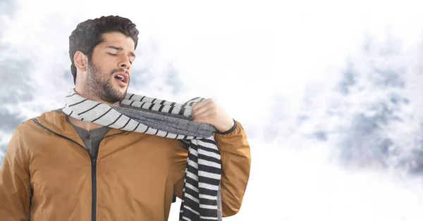 男子用围巾在雪林 — 图库照片