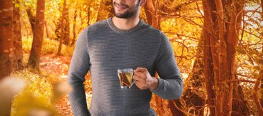 genç adam limon çay içiyor