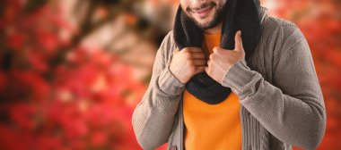 gülümseyen adam poz