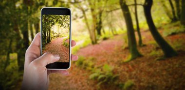 El ele tutuşan akıllı telefon