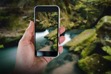 kırpılan el akıllı telefon tutarak