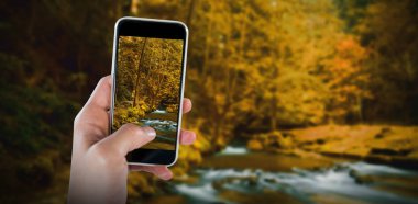 El ele tutuşan akıllı telefon 