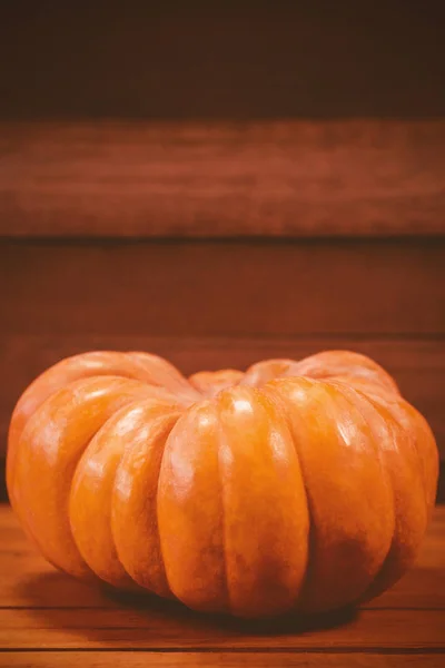 Abóbora na mesa de madeira durante o Halloween — Fotografia de Stock