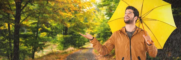 Man bedrijf gele paraplu — Stockfoto