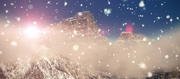 Besneeuwde bergketen en wolken — Stockfoto