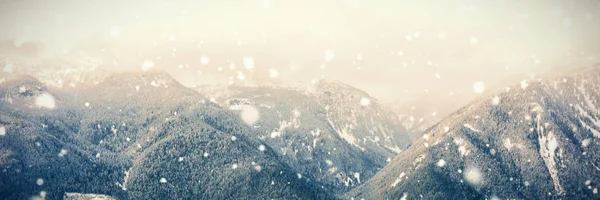 Горный хребет на горнолыжном курорте зимой — стоковое фото