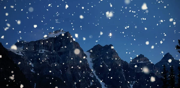 Berg bekleed van sneeuw in de nacht — Stockfoto