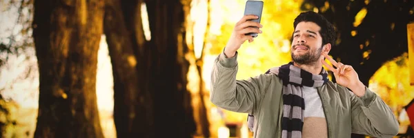 Mann macht Selfie mit Handy — Stockfoto