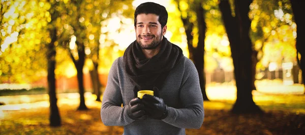 Man op zoek weg bedrijf koffie — Stockfoto